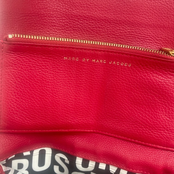 COPY - Marc Jacobs Red Wallet. - Picture 6 of 8
